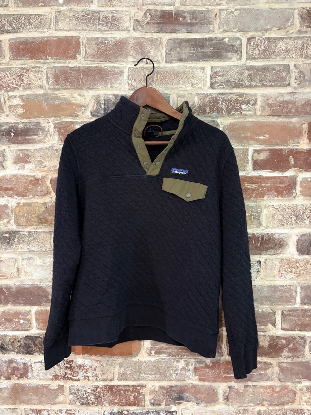 Patagonia Men's Dark Gray Heathered Quilted Zip-Snap Pullover with Olive Trim